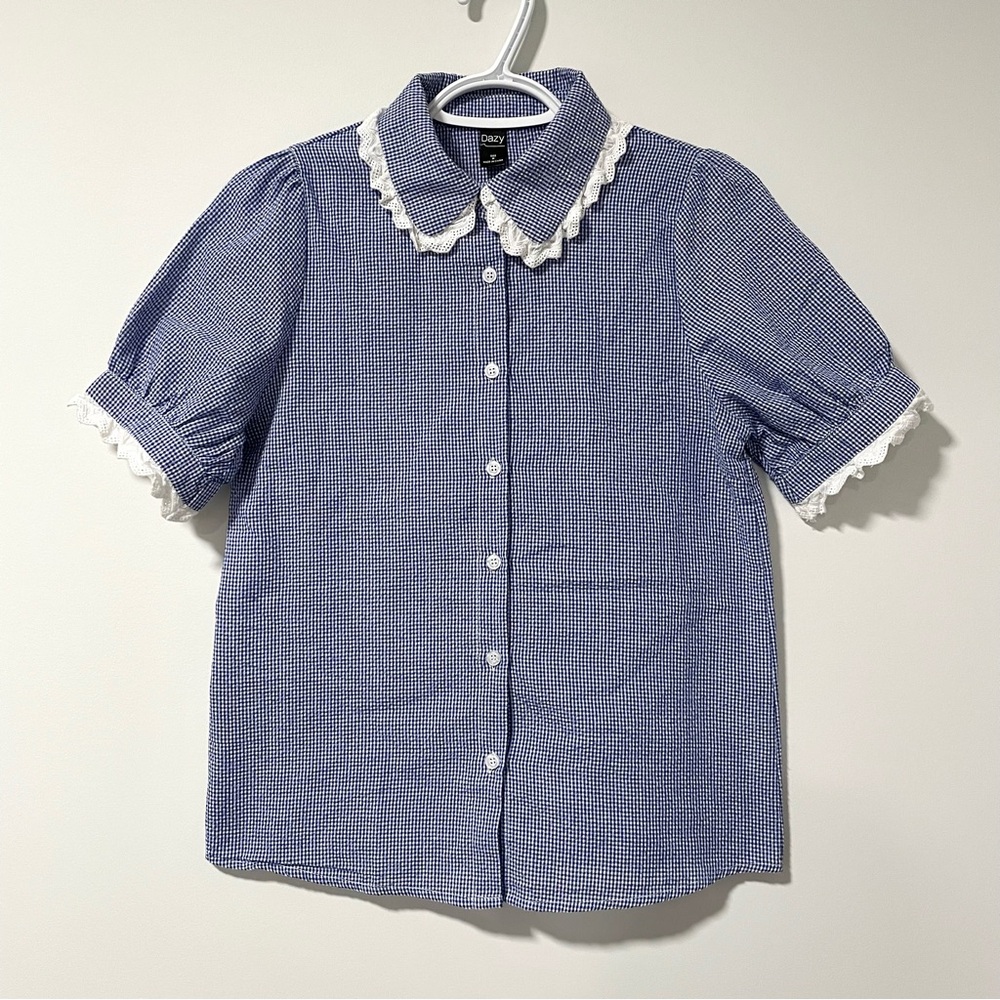 🟣2/$20 Dazy White Lace Trim Collared Blue Plaid Short Sleeve Shirt (size M)